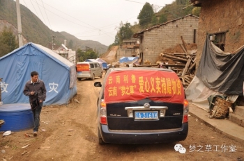  行走在废墟之间，满眼荒芜、破败。